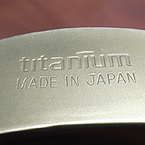 チタンスキットルSの底面にあるtitanium(チタニウム)ロゴとMADE IN JAPAN。
