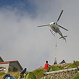 五竜山荘のテント場でのヘリコプターによる荷揚げ