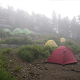 三伏峠のテント場。霧は出たが平和そのもの。